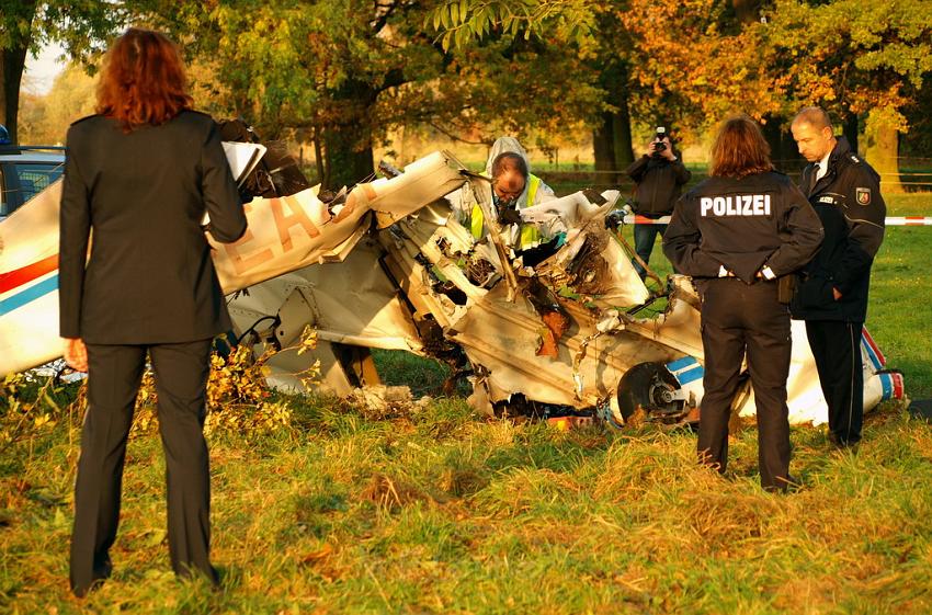 Kleinflugzeug abgestuerzt Sankt Augustin Meindorf P180.JPG